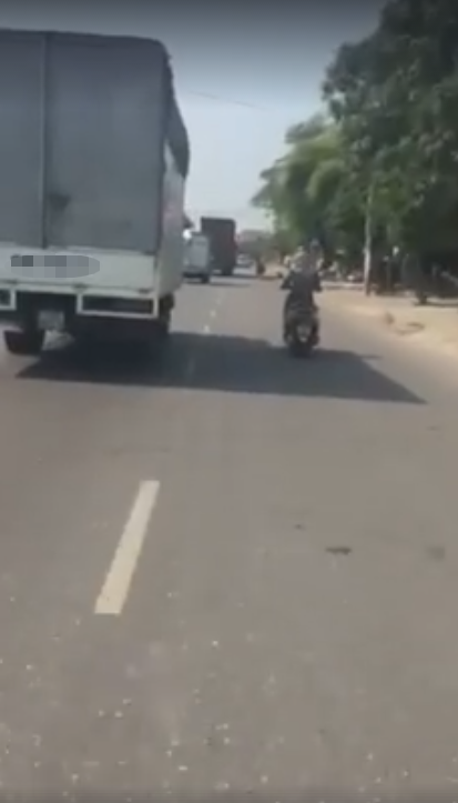 Người phụ nữ đi xe m&aacute;y chạy song song xe tải hơn 10km chỉ để tr&aacute;nh nắng - Ảnh 2.