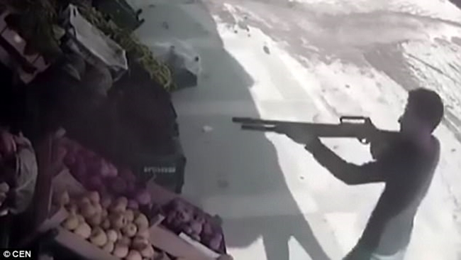 Thổ Nhĩ Kỳ: Người đàn ông dùng cà chua đánh bại tên cướp có vũ trang - Ảnh 3.