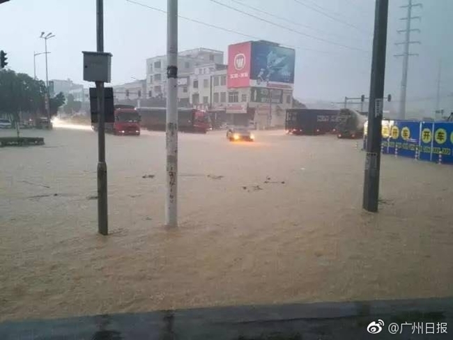 Trung Quốc: Người dân Quảng Châu khốn đốn vì trận mưa lụt đầu hè - Ảnh 4.