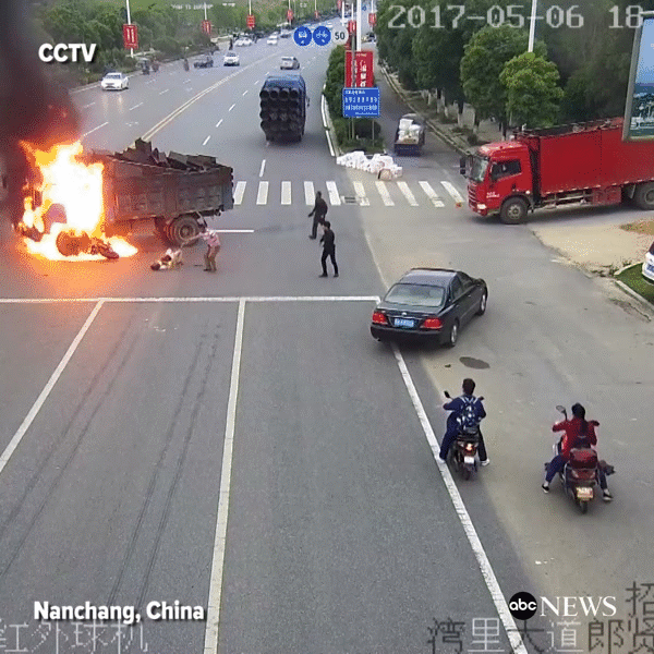 Khoảnh khắc người đi xe máy biến thành đuốc sống giữa đường sau khi đâm trúng bình xăng ô tô tải - Ảnh 3.