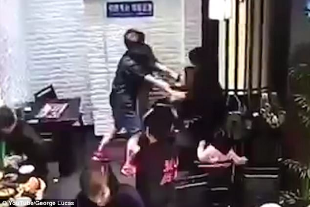 Cô gái hành hung bé gái 4 tuổi ngay giữa nhà hàng vì dám làm hỏng bầu không khí lãng mạn của buổi hẹn hò - Ảnh 3.