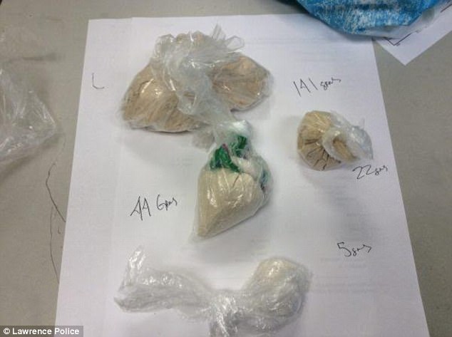 Mỹ: Cậu bé gọi điện cho cảnh sát tố cáo cha tàng trữ ma túy nguy hiểm - Ảnh 2.