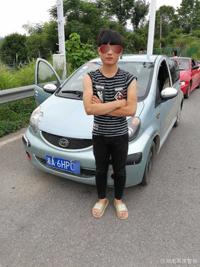 Trung Quốc: 2 dân chơi nhí lấy ô tô chở bạn gái đi hóng gió và cái kết đắng - Ảnh 2.