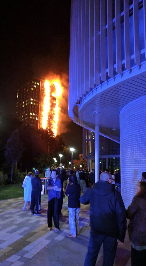 Anh: Tháp 27 tầng bốc cháy dữ dội ở London, nhiều người mắc kẹt - Ảnh 5.