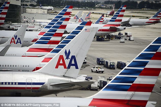 Bê bối mới của American Airlines: Thi thể nữ hành khách bị kéo lê trong tình trạng bán khỏa thân dọc máy bay - Ảnh 2.