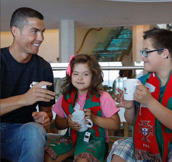 Ronaldo làm từ thiện giữa cáo buộc trốn thuế - Ảnh 1.