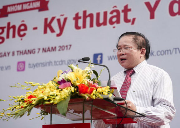 Vừa có kết quả thi THPT Quốc gia, thí sinh nô nức tham dự ngày hội Tư vấn tuyển sinh - hướng nghiệp - Ảnh 1.