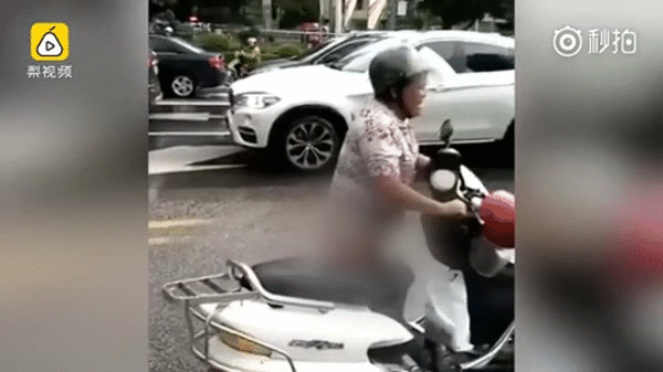 Bị cảnh sát tuýt còi vì đi xe máy ngược chiều, người phụ nữ Trung Quốc tụt quần ăn vạ giữa đường - Ảnh 2.