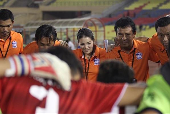 Nhan sắc trưởng đoàn Thái Lan gây sốt ở buổi họp HLV bóng đá SEA Games 29 - Ảnh 7.