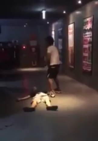 Xôn xao clip nam thanh niên vừa nhảy múa la hét vừa kéo lê người bạn ngất xỉu trên sàn rạp chiếu phim ở Sài Gòn - Ảnh 4.