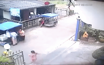 Bé gái đang chạy qua đường thì bất ngờ bị chiếc xe máy lao như tên bắn tông trúng - Ảnh 2.