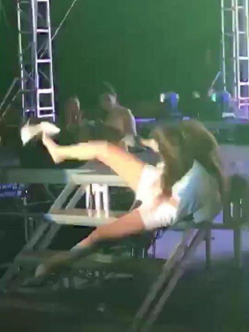 Clip: Nữ ca sĩ trẻ vô tình té sấp mặt trên sân khấu khi đang biểu diễn - Ảnh 3.