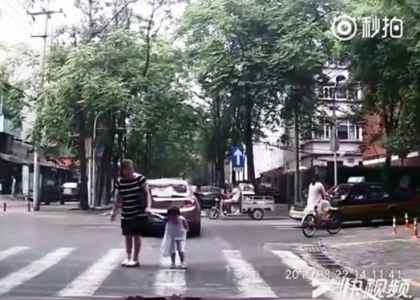 Bé gái trở thành ngôi sao mạng xã hội sau hình ảnh cúi gập người, vẫy tay để cảm ơn khi được tài xế nhường đường - Ảnh 3.