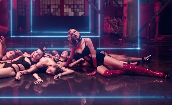 Vòng 1 lại lớn hơn xưa, từ hôm nay có thể gọi Taylor Swift là người đẹp ngực khủng - Ảnh 7. Vòng 1 lại lớn hơn xưa, từ hôm nay có thể gọi Taylor Swift là người đẹp ngực khủng - Ảnh 7.