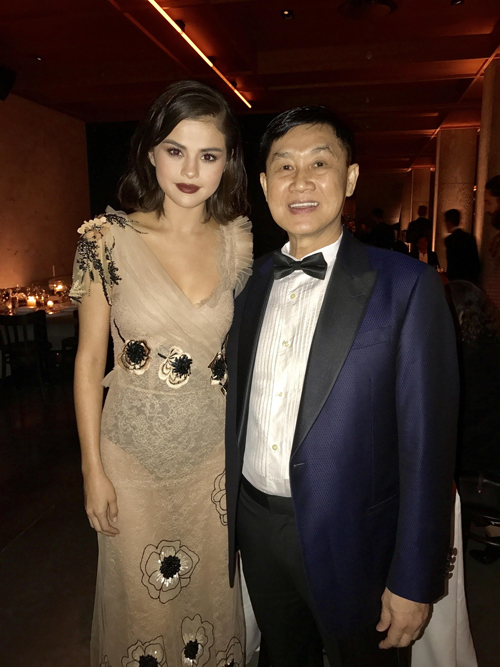 Bố mẹ chồng Tăng Thanh Hà dự tiệc thời trang chuẩn siêu sao cùng Selena Gomez  - Ảnh 3.