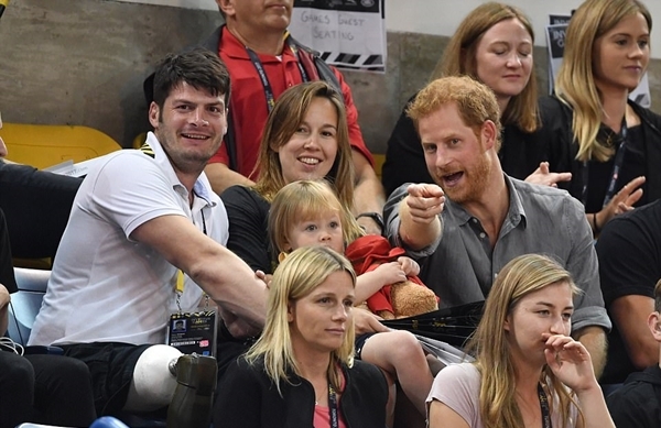 Khoảnh khắc đ&aacute;ng y&ecirc;u khi Ho&agrave;ng tử Harry l&egrave; lưỡi, l&agrave;m mặt xấu với c&ocirc; b&eacute; tr&ecirc;n kh&aacute;n đ&agrave;i - Ảnh 3.