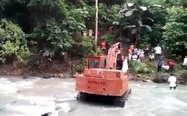Video: Nước dâng cao chắn lối, cặp uyên ương dùng máy xúc vượt suối về nhà trong đám cưới - Ảnh 3.