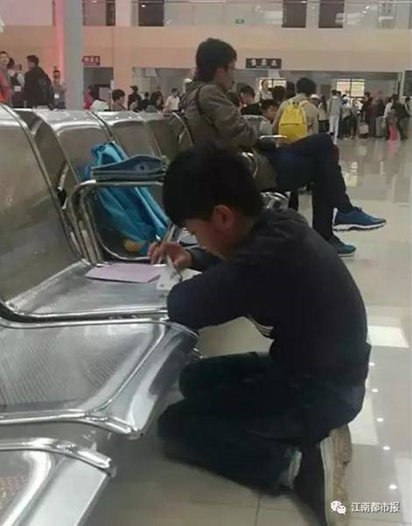 Trung Quốc: Đằng sau hình ảnh bé trai quỳ gối, miệt mài học bài giữa bến xe ngày nghỉ lễ là một câu chuyện buồn - Ảnh 2.