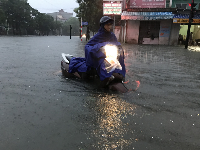 Mưa lớn suốt đêm, TP Vinh ngập sâu trong biển nước - Ảnh 2.