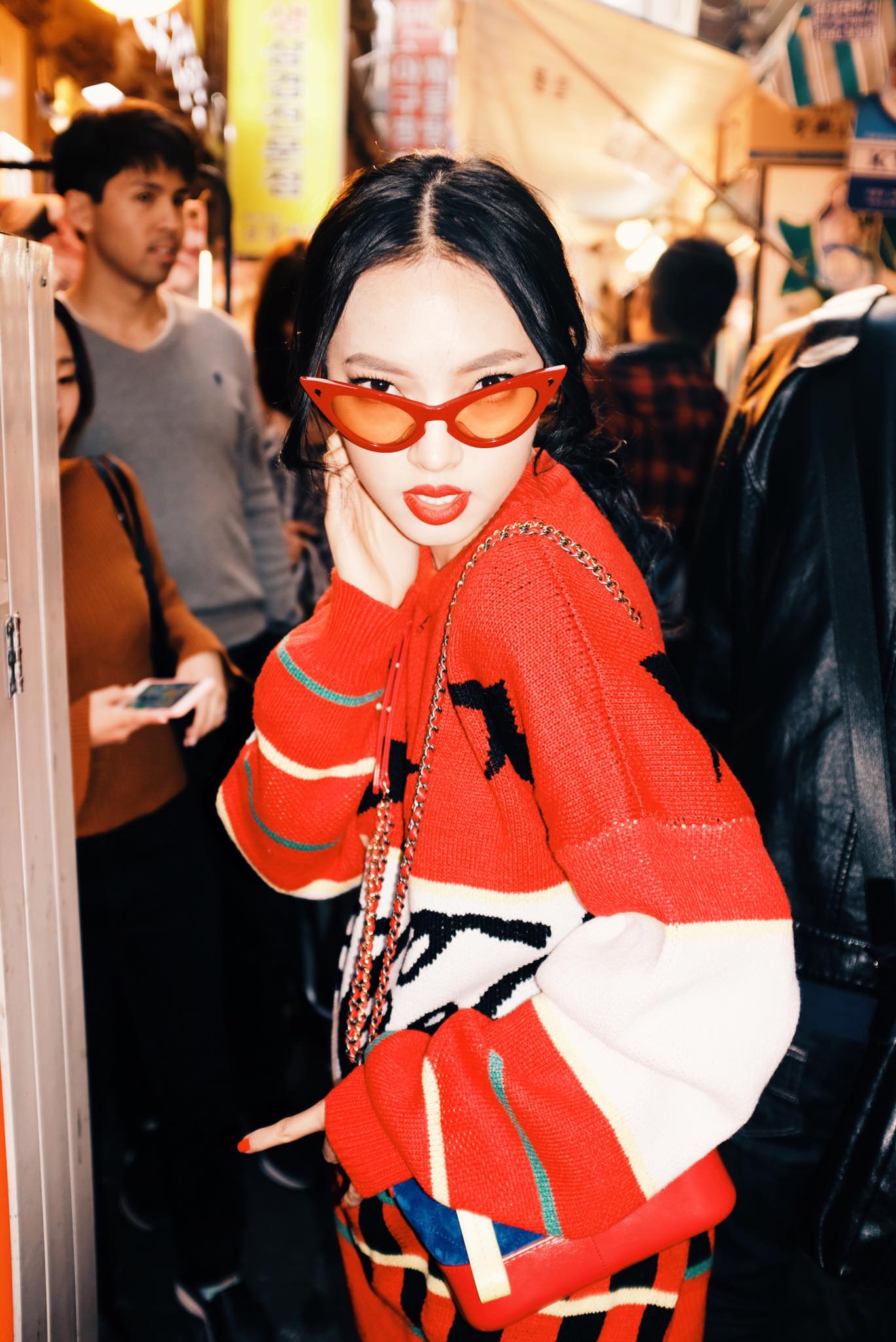 Dù đã đường ai nấy đi, Châu Bùi vẫn diện áo của shop Decao sang tận Seoul khoe street style chất miễn bàn - Ảnh 4. Dù đã đường ai nấy đi, Châu Bùi vẫn diện áo của shop Decao sang tận Seoul khoe street style chất miễn bàn - Ảnh 4.
