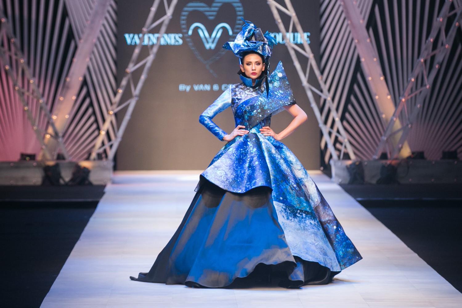 VIFW ngày 1: Kim Dung mở màn xuất sắc, vedette Thanh Hằng xuất hiện siêu chất trong show của Công Trí - Ảnh 17. VIFW ngày 1: Kim Dung mở màn xuất sắc, vedette Thanh Hằng xuất hiện siêu chất trong show của Công Trí - Ảnh 17.