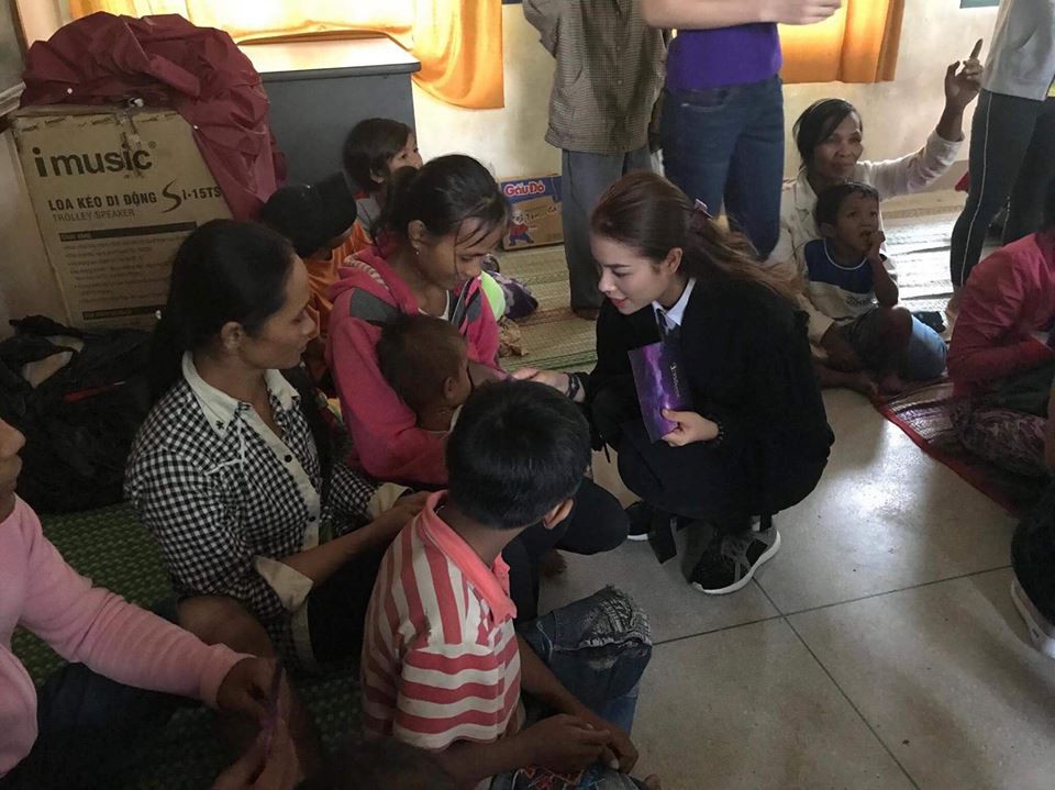 Phạm Hương về miền Trung giữa lúc bão lũ, quét sân phát quà giúp đỡ đồng bào - Ảnh 3. Phạm Hương về miền Trung giữa lúc bão lũ, quét sân phát quà giúp đỡ đồng bào - Ảnh 3.