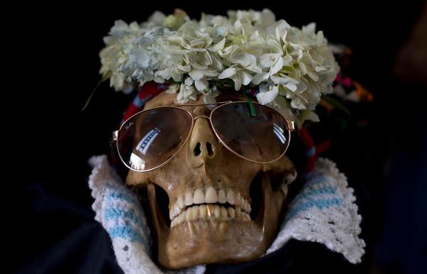 Lễ hội đáng sợ tại Bolivia: Đưa đầu lâu người thân dạo chơi khắp nơi cùng kính râm, mũ rộng vành như người còn sống - Ảnh 2.