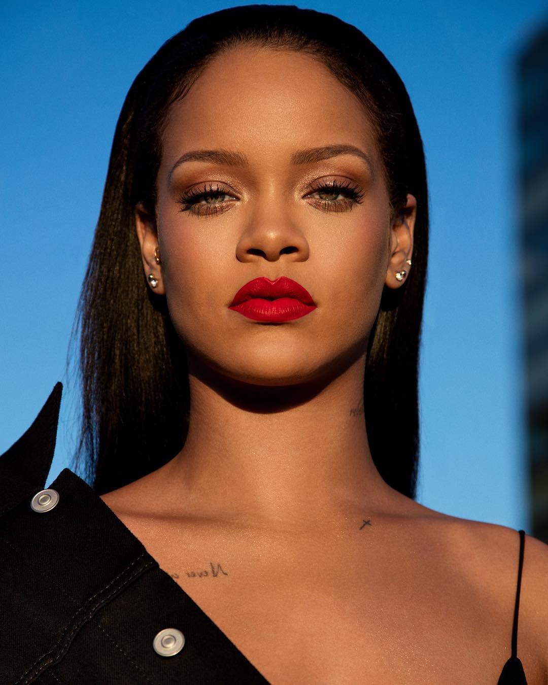 Rihanna chuẩn bị ra mắt màu son đỏ hợp với mọi tông da và quay hẳn clip dạy tô son  xem là mê - Ảnh 2.