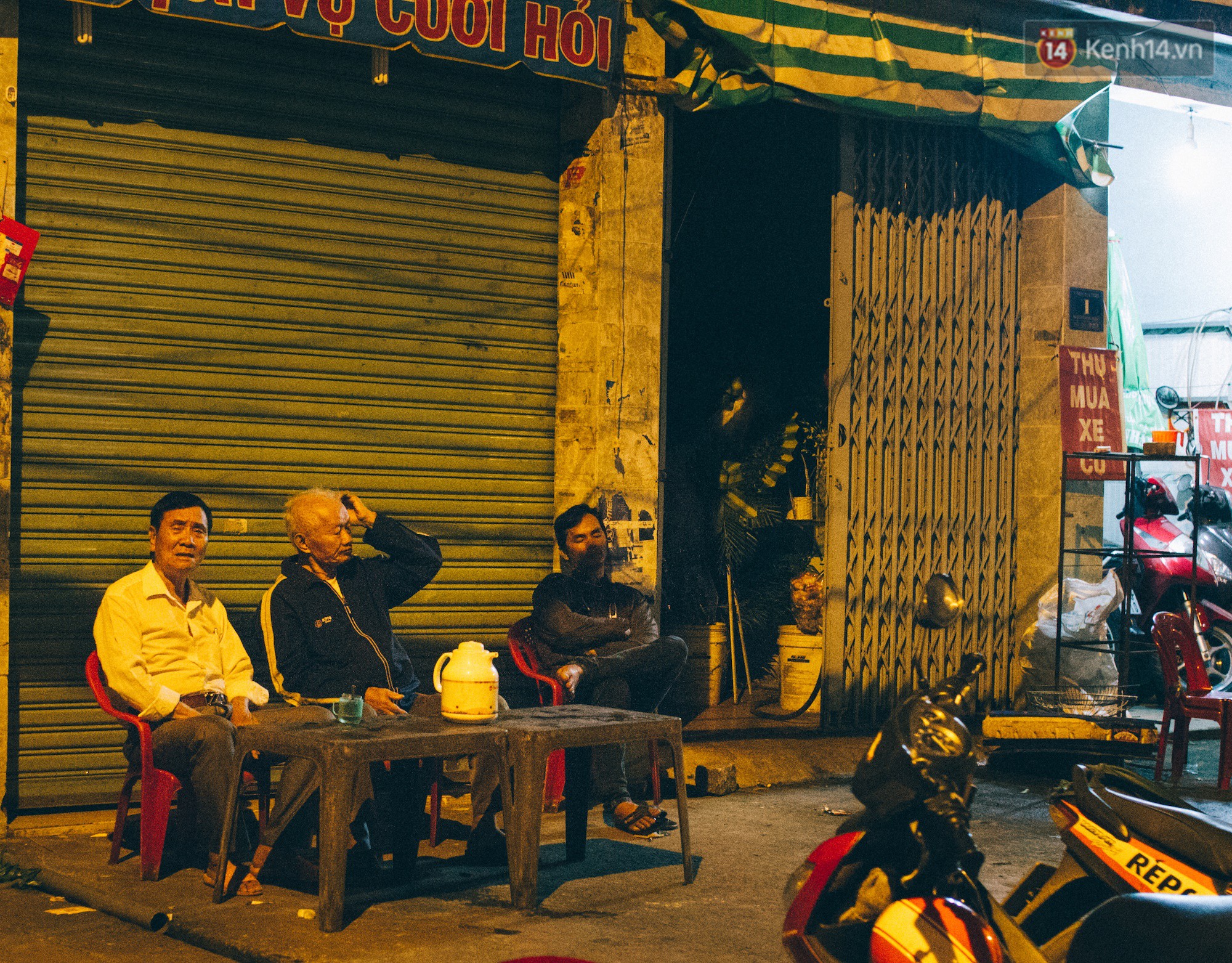 Chùm Ảnh: Người Sài Gòn Và Thói Quen Uống Cafe 
