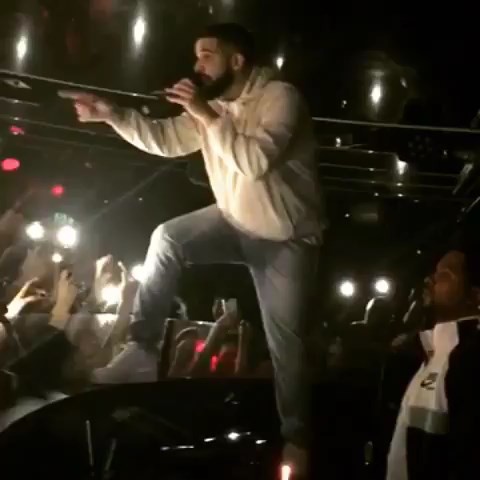 Drake đang rap thì bất ngờ dừng lại để quát tên yêu râu xanh sờ soạng khán giả nữ - Ảnh 3.