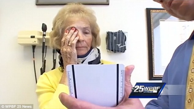 Sau một ca phẫu thuật cột sống, người phụ nữ bị mù 21 năm lại có thể nhìn trở lại khiến mọi người kinh ngạc - Ảnh 2.