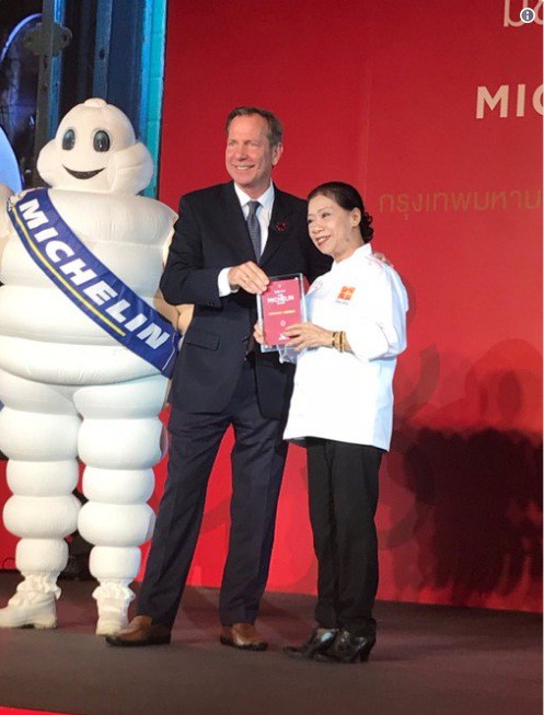 Quán ăn vỉa hè có món trứng rán 500k ở Thái đã vượt mặt cả nhà hàng cao cấp để giành sao Michelin năm nay - Ảnh 2.