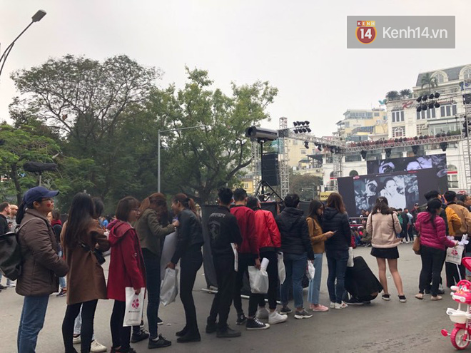 Fan Mỹ Tâm xếp hàng dài ở phố đi bộ Hồ Gươm chờ ký tặng từ sớm, nhảy flashmob vũ điệu say rượu tưng bừng - Ảnh 4.