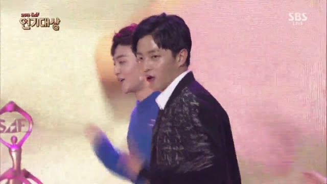 Đứng cạnh diễn viên, idol Hàn của chúng mình không khác gì... chú hề! - Ảnh 23.