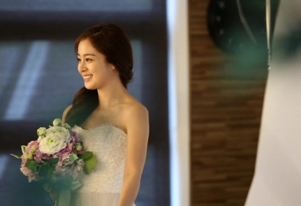 Trước ngày lên xe hoa, netizen truyền tay loạt ảnh Kim Tae Hee mặc váy cưới đẹp như nữ thần - Ảnh 1.
