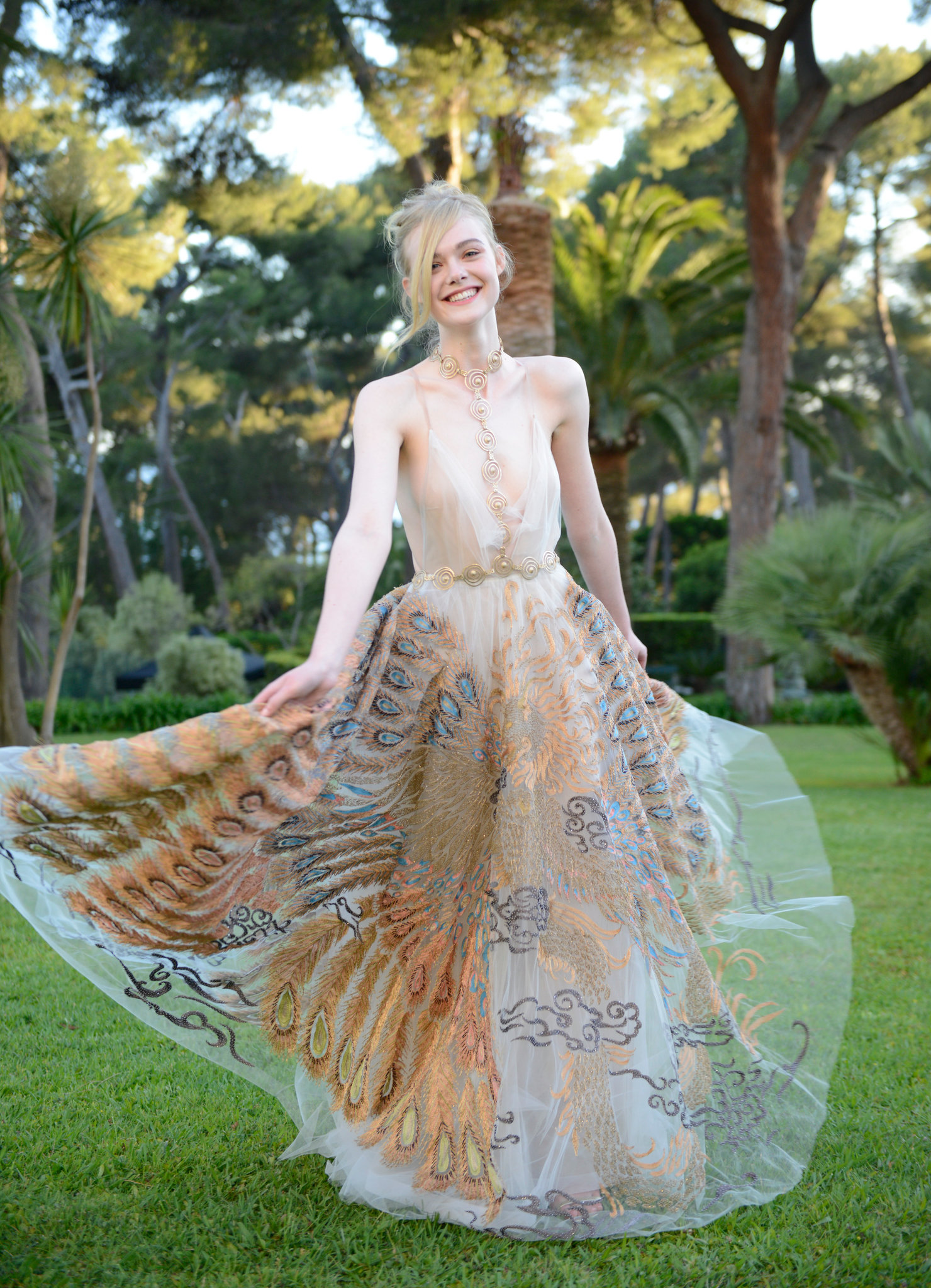 Tiên nữ giáng trần là câu miêu tả chính xác Elle Fanning tại LHP Cannes các năm! - Ảnh 29.