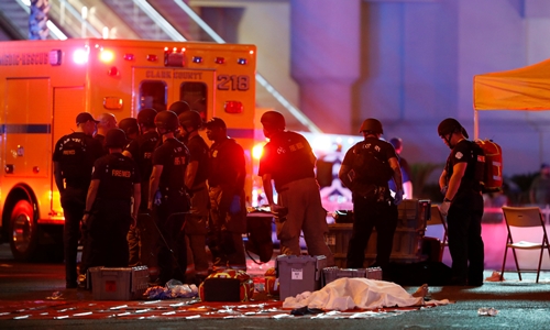 Số thương vong lên tới hơn 450 người: Xả súng Las Vegas trở thành vụ xả súng chết chóc nhất trong lịch sử Mỹ hiện đại - Ảnh 2.