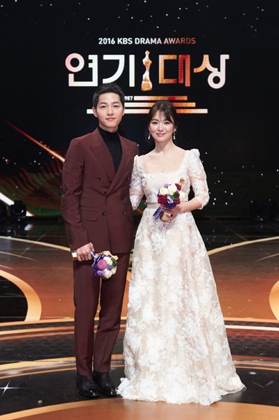 Những khoảnh khắc tại KBS Drama Awards chứng minh cặp đôi Song Joong Ki và Song Hye Kyo là chân ái! - Ảnh 14.