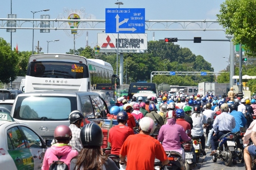 TPHCM ph&acirc;n luồng lại giao th&ocirc;ng quanh s&acirc;n bay T&acirc;n Sơn Nhất - Ảnh 1.