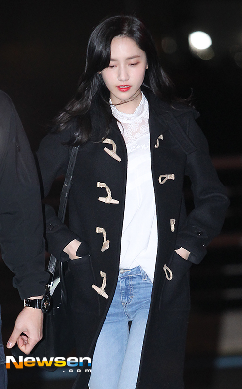 HOT: Yoona (SNSD) giản dị vẫn đẹp hút hồn tại sân bay Hàn, chuẩn bị đổ bộ Việt Nam - Ảnh 5.