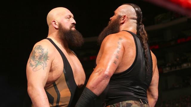 Hai đấu sỹ WWE quật nhau đến sập cả võ đài - Ảnh 2.