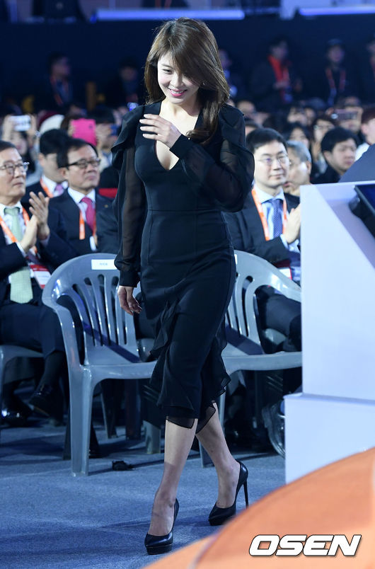 Mỹ nhân Secret Garden Ha Ji Won khoe vòng một nóng bỏng tại diễn đàn lớn - Ảnh 7.