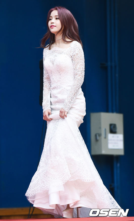 Thảm đỏ Gaon Chart Kpop Awards: K&iacute;n đ&aacute;o lộng lẫy c&ograve;n hơn hở hang t&aacute;o bạo! - Ảnh 1.