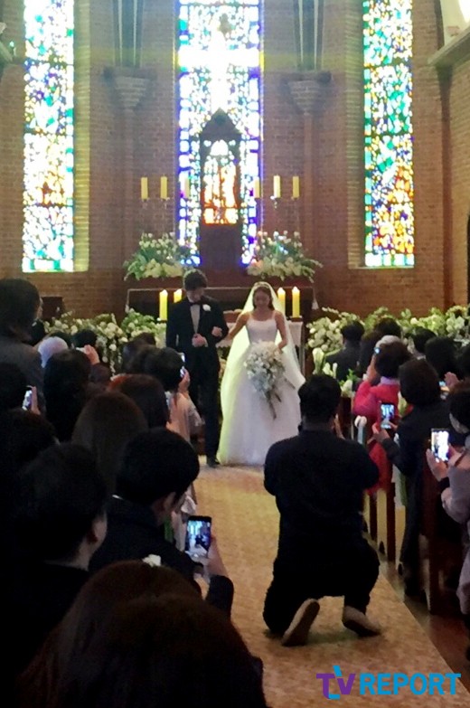 Sau hôn lễ đẹp nhất xứ Hàn, fan rần rần vì ngoại hình như tài tử của chú rể kém Bada 9 tuổi - Ảnh 2.