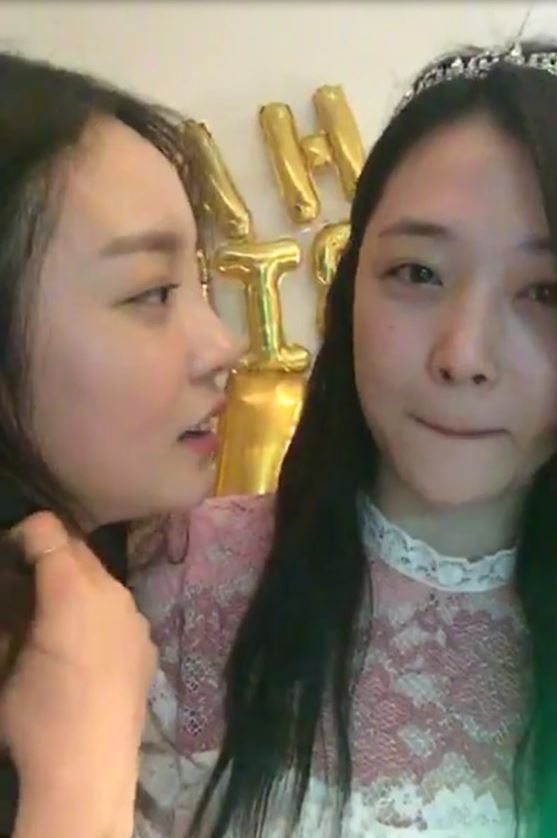 Khóa môi trên livestream, Sulli và cô bạn thân Goo Hara lại gây xôn xao - Ảnh 6.