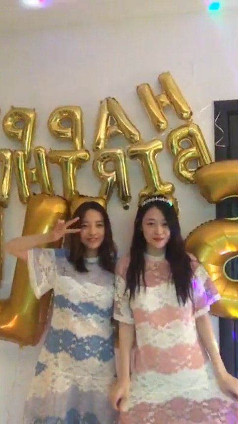Kh&oacute;a m&ocirc;i tr&ecirc;n livestream, Sulli v&agrave; c&ocirc; bạn th&acirc;n Goo Hara lại g&acirc;y x&ocirc;n xao - Ảnh 4.