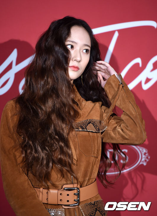 Krystal khoe tóc xoăn đẹp như nữ thần, cùng Jessica sang chảnh dự sự kiện - Ảnh 4.