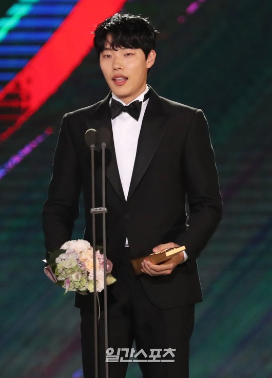 Nhờ vai diễn ch&oacute; gặm, mặt c&uacute;n Ryu Jun Yeol th&agrave;nh T&acirc;n binh Baeksang 53! - Ảnh 1.