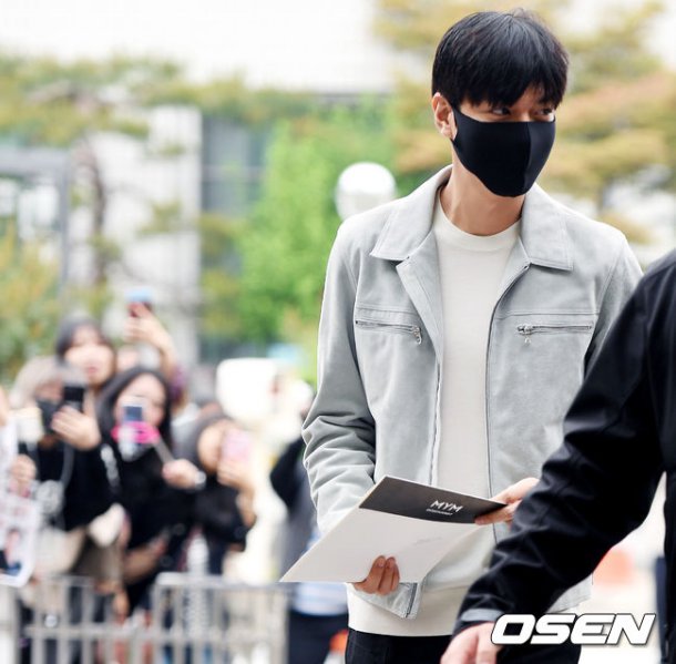 Phản ứng của netizen Hàn khi biết Lee Min Ho được làm phục vụ cộng đồng tại văn phòng quận Gangnam - Ảnh 1.