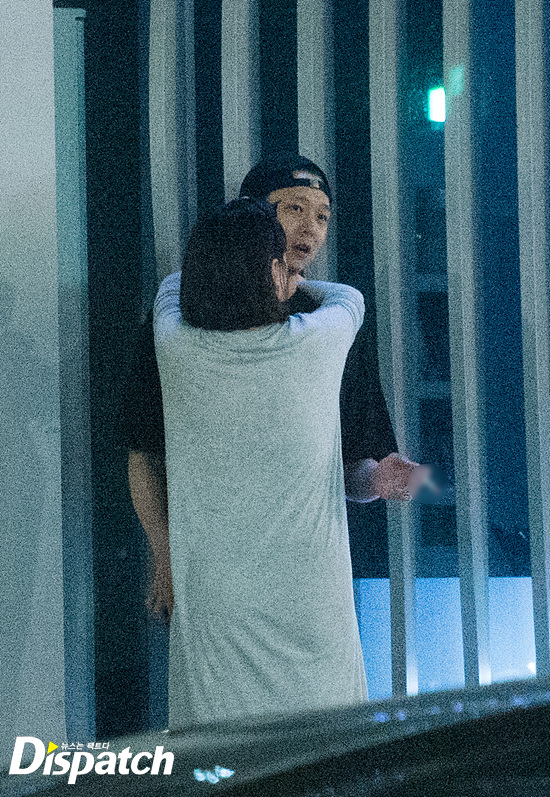 Sau cùng, Dispatch đã tung ra ảnh Yoochun ôm ấp tình tứ, đưa đón hôn thê giàu có bằng xe sang - Ảnh 6.